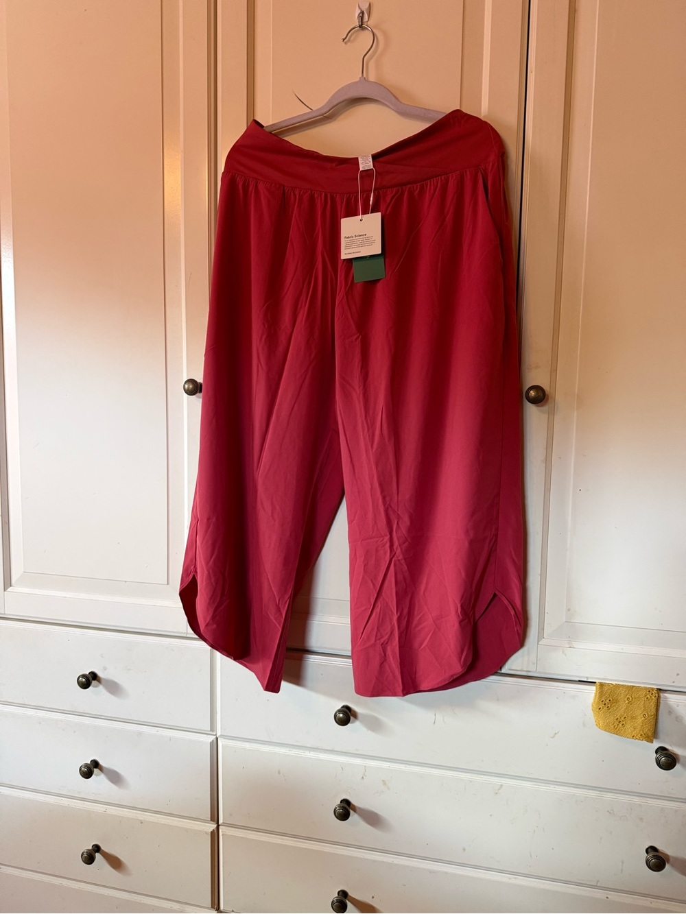 HALARA Wide-Leg Capris in Raspberry
